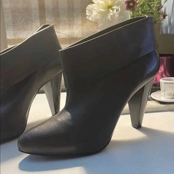 Pour La Victoire Gray Heeled Boots with Curved Heel - Picture 10 of 16